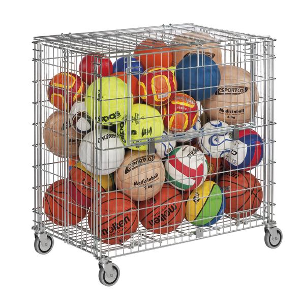 Drahtkorb auf Rollen gefüllt mit verschiedenen Sportbällen wie Basketball, Volleyball und Medizinball.