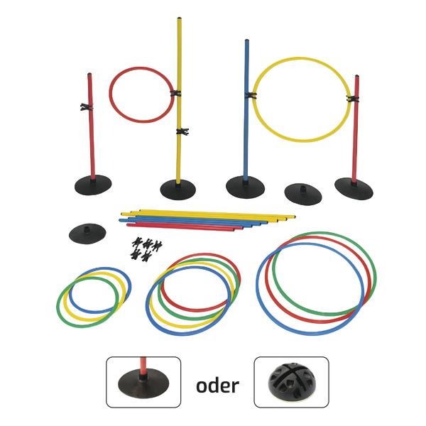 Hindernis-Set mit farbigen Flachreifen, Stäben, schwarzen Tellerfüßen und Doppelgreifzangen vor weißem Hintergrund.
