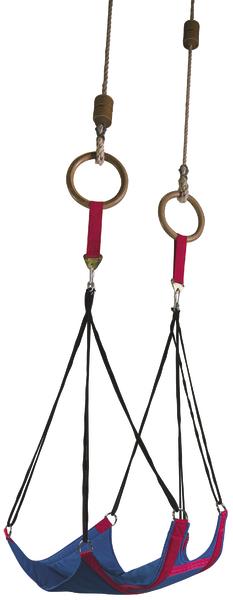 Hängende Schaukel mit Holzringen, Seilen und blau-rotem Sitz für Kinder.