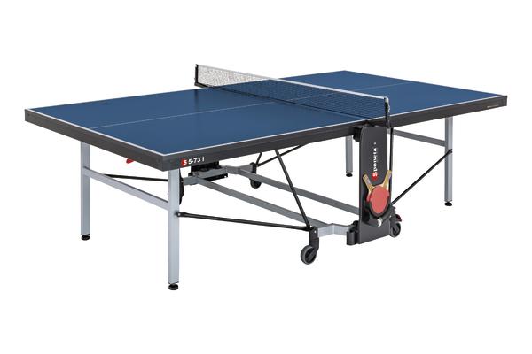Blauer Tischtennistisch mit Netz und klappbarem Metallgestell auf weißen Hintergrund.