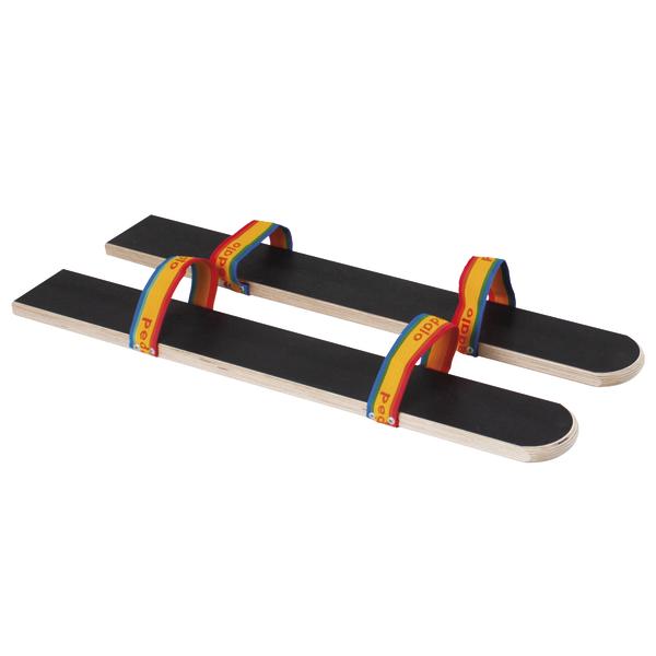 Kinderlauflernhilfen aus Holz mit bunten Fußriemen für Gleichgewichtstraining.