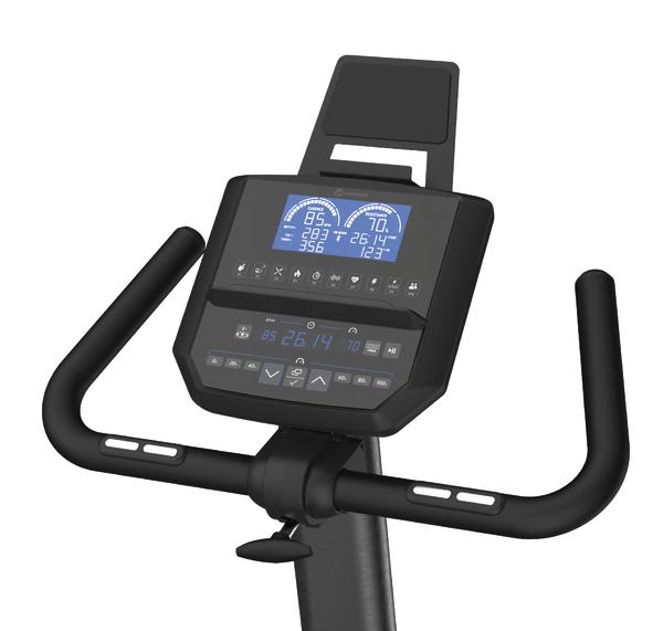 Schwarze Trainingskonsole mit blau beleuchtetem Display, integrierter Tablet-Halterung und ergonomischen Lenkergriffen.