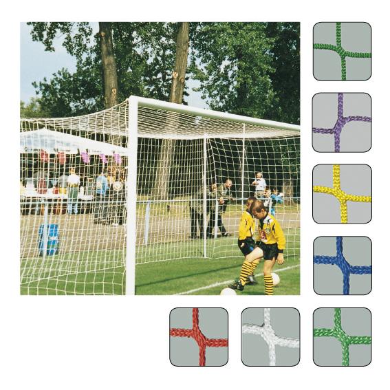 Kinder spielen Fußball vor einem Tor mit weißem Netz auf grünem Spielfeld.Fußballnetze mit quadratischen Mustern und unterschiedlichen Farben.