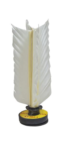 Weißer Feder-Federkiel mit schwarzem Tintenhalter auf weißem Hintergrund.