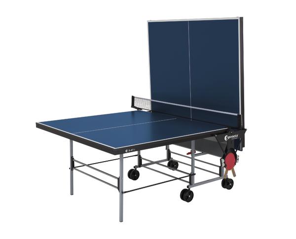 Tischtennisplatte mit halbem aufgeklapptem Spielfeld und Netz, blau und schwarz.