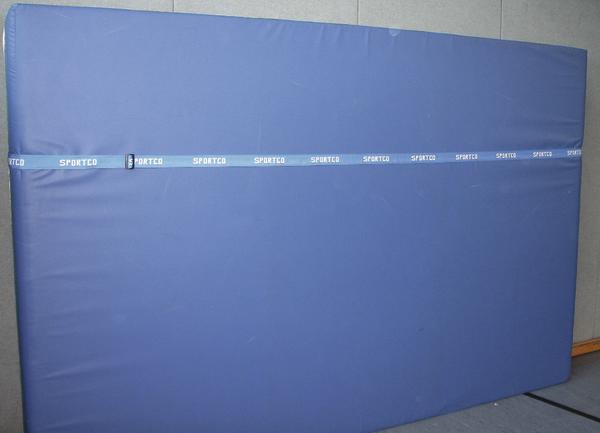 Blauer Sportmatte mit Sportco-Gurt, ideal für Gymnastik und Turnübungen.