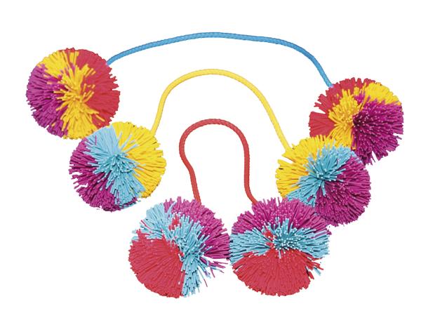 Bunte Bolas aus weichen Fadenbällen in Rot, Gelb, Blau und Pink.