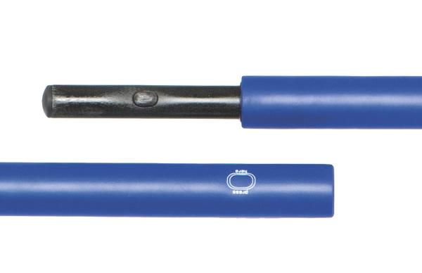 Blaues Feuerzeug mit offenem Metallzündmechanismus auf weißem Hintergrund.