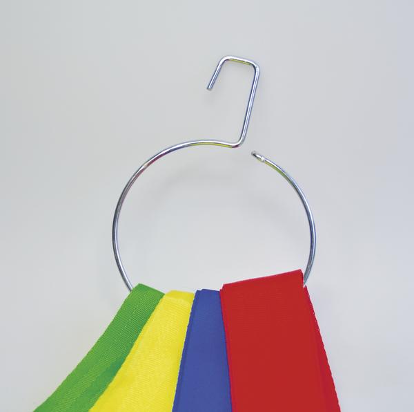 Bunter Stoffhalter mit grünem, gelbem, blauem und rotem Stoff auf weißem Hintergrund.