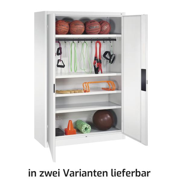 Weißer Sportgeräte-Schrank mit Basketballs, Trainingsbändern, Hürden und Fitnesszubehör.