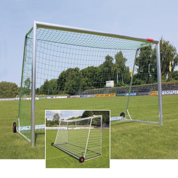 Mobil verstellbares Fußballtor mit Netz auf Rasenplatz, ideal für Training und Spiele.