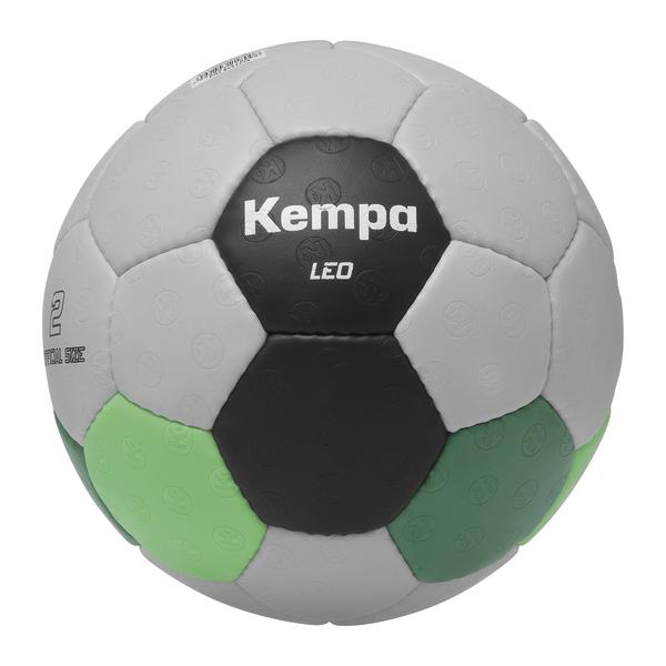 Handball mit strukturierter Oberfläche in Hellgrau, Schwarz und Grün sowie der Aufschrift „Kempa LEO“.