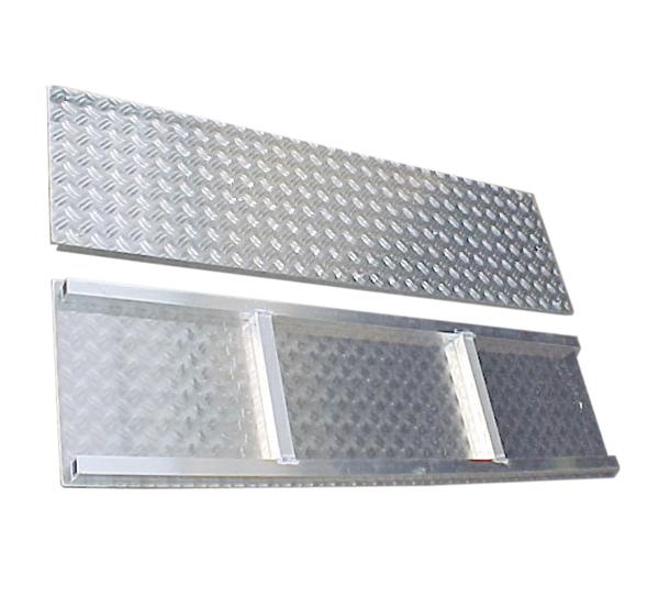 Robustes Aluminium-Abdeckblech mit rutschfester Riffelblech-Oberfläche, zweiteilig.