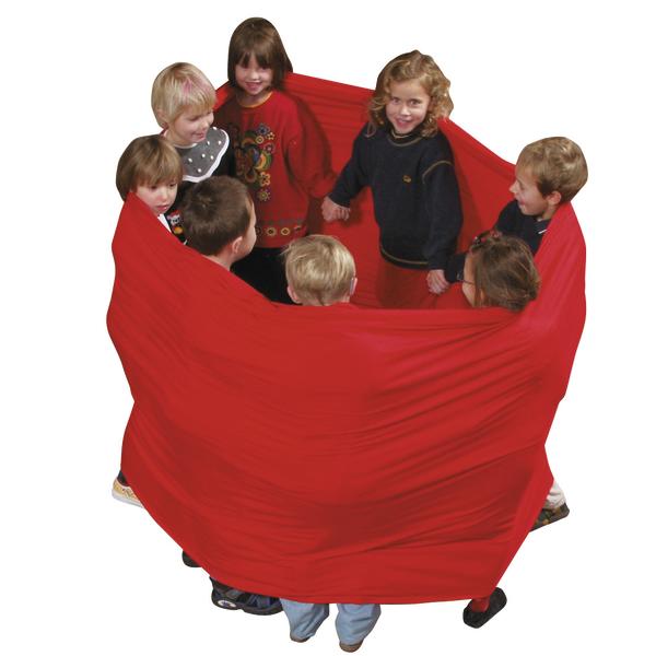 Kinder spielen gemeinsam mit einem großen roten Tuch im Kreis, lachend und fröhlich.