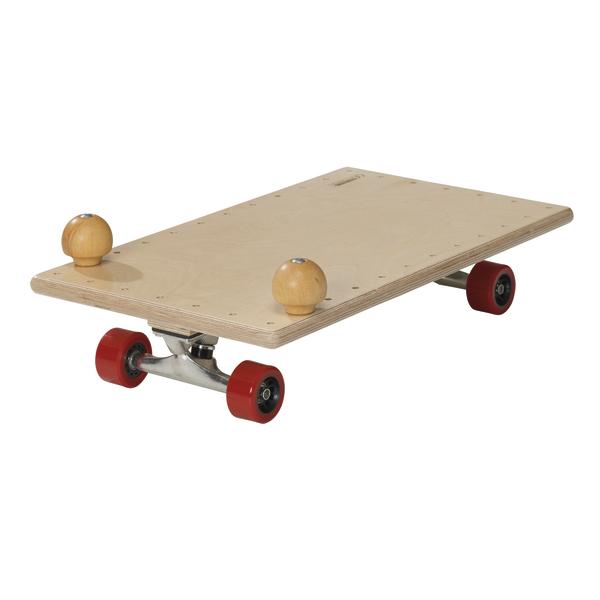 Skateboard mit flachem Holzbrett, roten Rollen und zwei Holzgriffen für Balanceübungen.