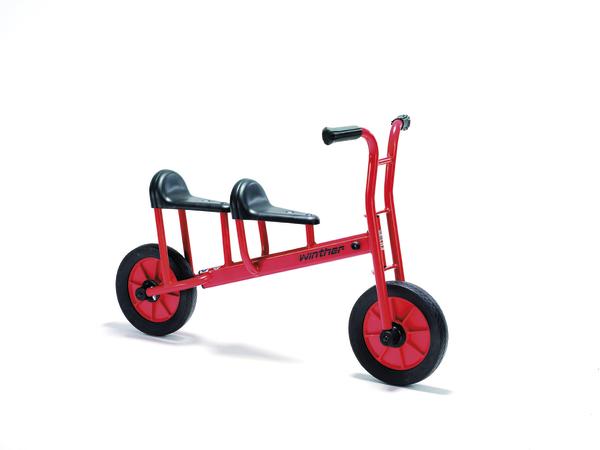 Rotes Kinderlaufrad mit zwei Sitzen und schwarzen Reifen, ideal für Geschwisterfahrten.