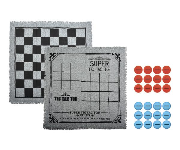Spielteppich mit Schach- und Tic-Tac-Toe-Muster und roten sowie blauen Spielsteinen.