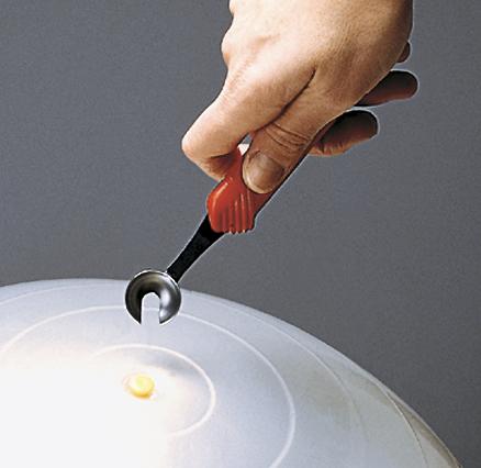 Hand hält Werkzeug mit rotem Griff, um Ventil auf weißem Ballon zu öffnen.