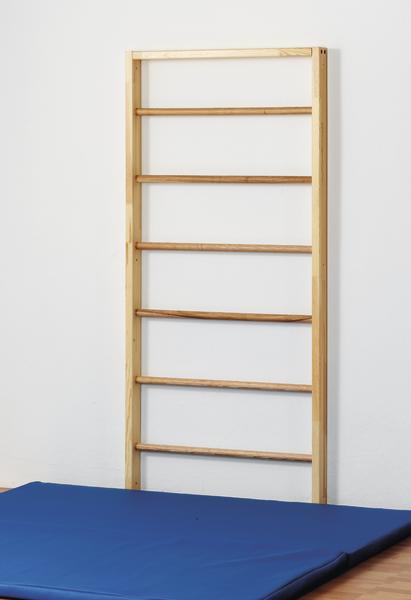 Holzleiterwand mit blauer Gymnastikmatte vor weißer Wand für Fitness und Therapie.