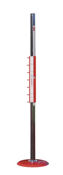 Hochsprungständer mit rotem Sockel und Skala.