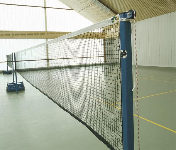 Badmintonnetz in einer hellen Sporthalle mit markiertem Spielfeld und hoher Decke.
