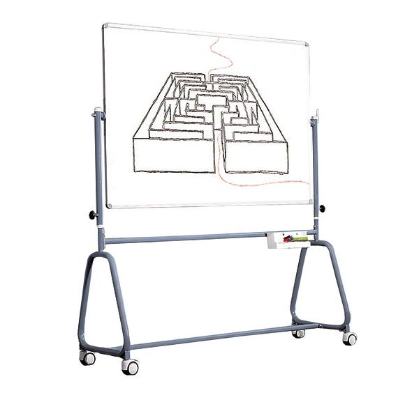 Weißes Flipchart mit gezeichnetem Labyrinth und rotem Lösungsweg, mobiler Ständer mit Rollen.