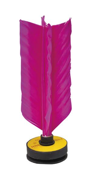 Magnetischer Feder-Dartpfeil mit pinken Federn und gelbem Sockel, isoliert auf weißem Hintergrund.