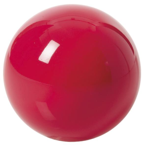 Roter glänzender Ball auf weißem Hintergrund, rund und glatt.