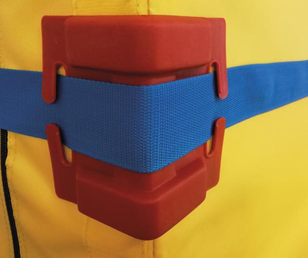 Roter Sicherheitsverschluss mit blauem Gurt auf gelbem Hintergrund, Nahaufnahme.