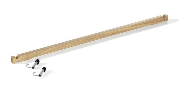 Holz-Garderobenleiste mit zwei schwarzen Haken zur Wandmontage, minimalistisches Design.