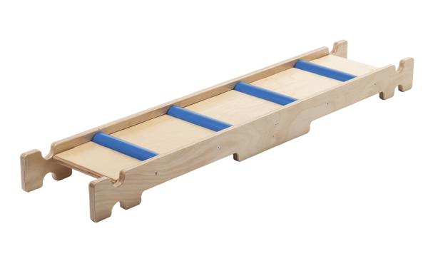 Holzrutsche mit blauen Griffen für Kinder, flach und stabil, Spielgerät für drinnen.