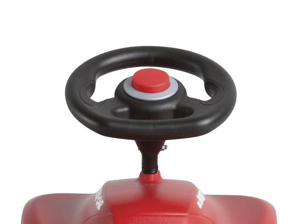 Rotes Kinderfahrzeug mit schwarzem Lenkrad und rotem Knopf in der Mitte.