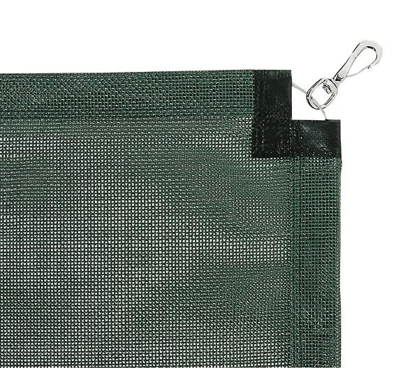 Grünes Sichtschutznetz mit Metallhaken und verstärkten Ecken.