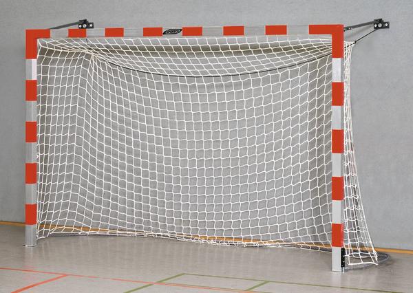 Handballtor mit rot-weißen Pfosten und weißem Netz in einer Sporthalle.