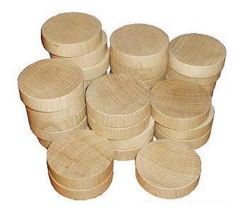 Holzscheiben rund, naturbelassen, gestapelt, für Bastel- und Dekorationszwecke.