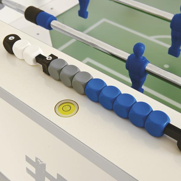 Tischfußball-Torstandanzeige mit blauen und grauen Zählsteinen sowie integrierter Wasserwaage am weißen Tischrand.