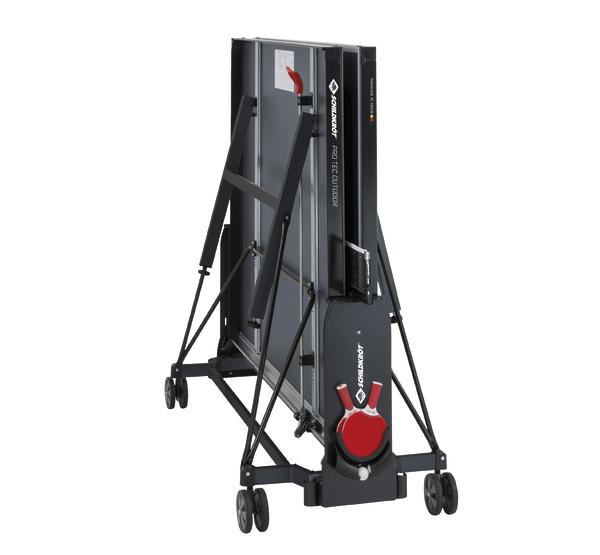 Zusammengeklappter schwarzer Tischtennistisch mit Rollen und roten Griffen, transportbereit.