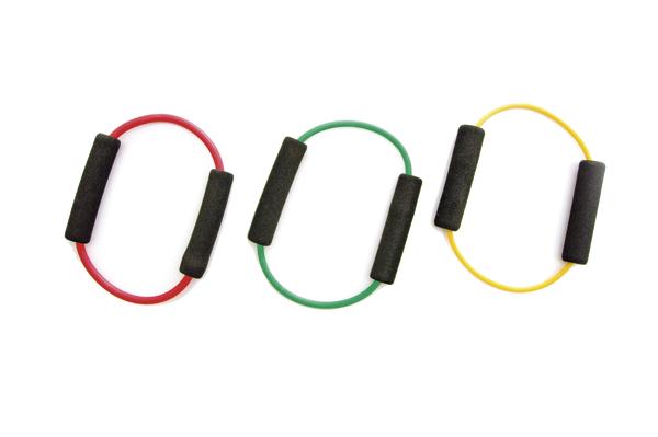Widerstandsbänder in Rot, Grün und Gelb mit Schaumstoffgriffen für Fitnessübungen.