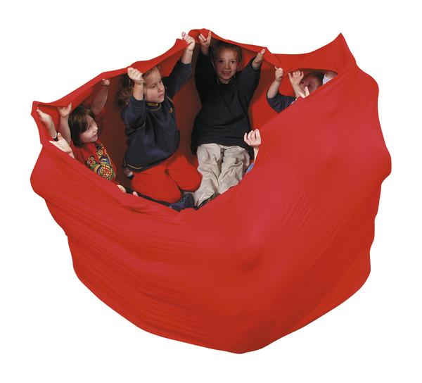 Kinder sitzen gemeinsam in einem großen roten Spieltuch und halten es hoch.