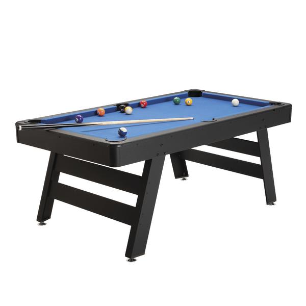 Schwarzer Billardtisch mit blauem Spielfeld, Billardkugeln und Queue.