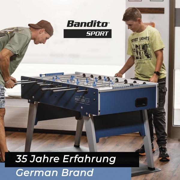Zwei Männer spielen Tischkicker mit Bomber Kickerbällen