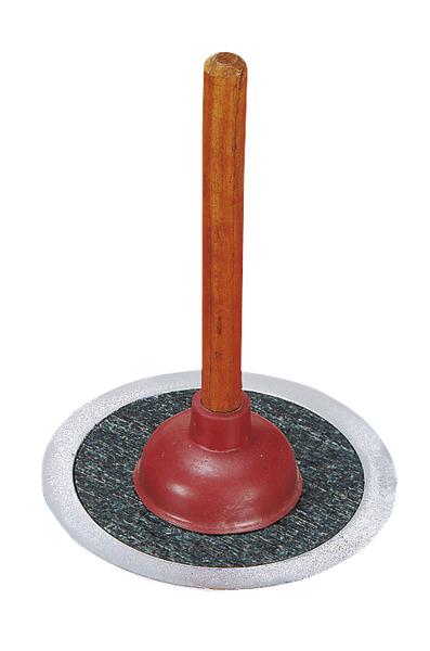 Roter Saugglocken-Pömpel mit Holzgriff auf weißem Hintergrund.