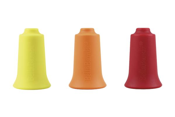 Drei bunte Silikon-Glocken in Gelb, Orange und Rot auf weißem Hintergrund.