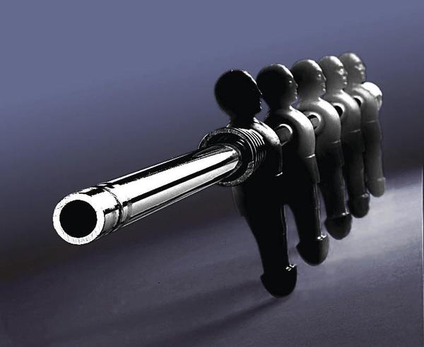 Detailaufnahme einer Kickerstange mit mehreren schwarzen Spielfiguren in einer Reihe.