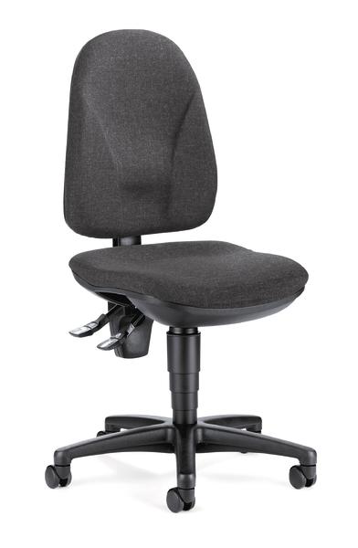 Ergonomischer schwarzer Bürostuhl mit Rollen und verstellbarer Sitzhöhe, isoliert auf weißem Hintergrund.