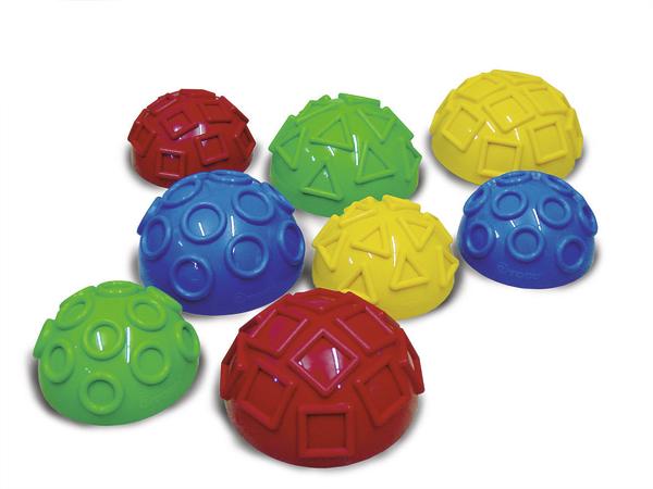 Bunte, halbrunde Kunststoffspielsteine mit verschiedenen geometrischen Mustern für Kinder.