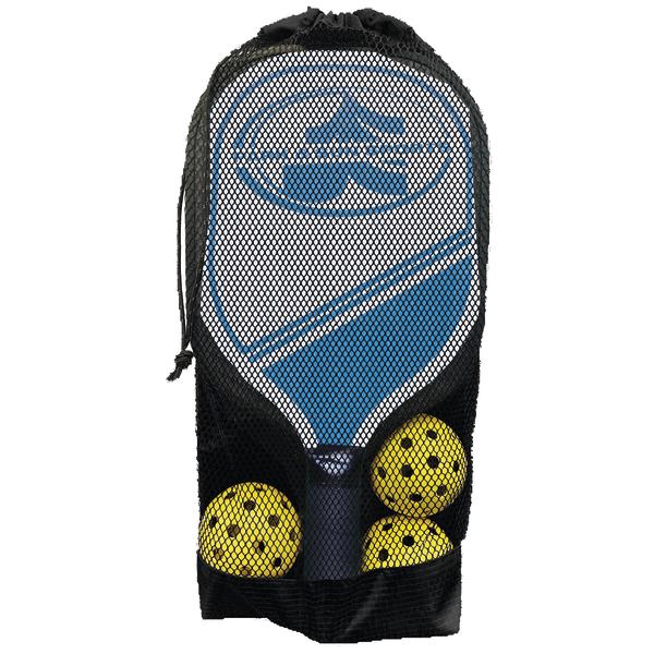 Pickleball-Schläger und drei gelbe Bälle im schwarzen Netzbeutel, Sportausrüstung.