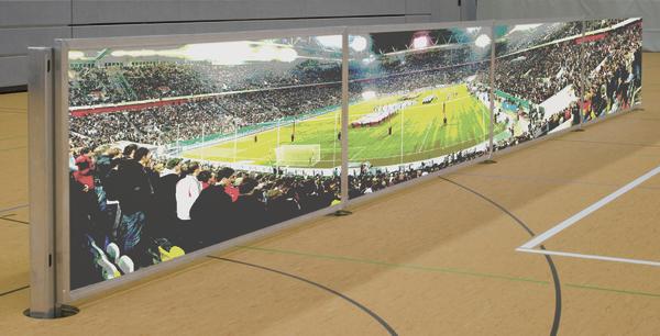 Großes LED-Display mit Fußballstadion und Zuschauern in einer Sporthalle.