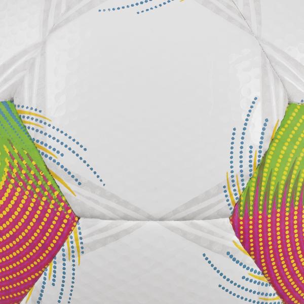 Weißer Fußball mit bunten grafischen Mustern in Grün und Pink Detailansicht Balldesign