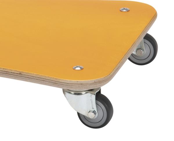 Rollbrett aus Holz mit gelber Oberfläche und schwarzen Lenkrollen, Nahaufnahme.